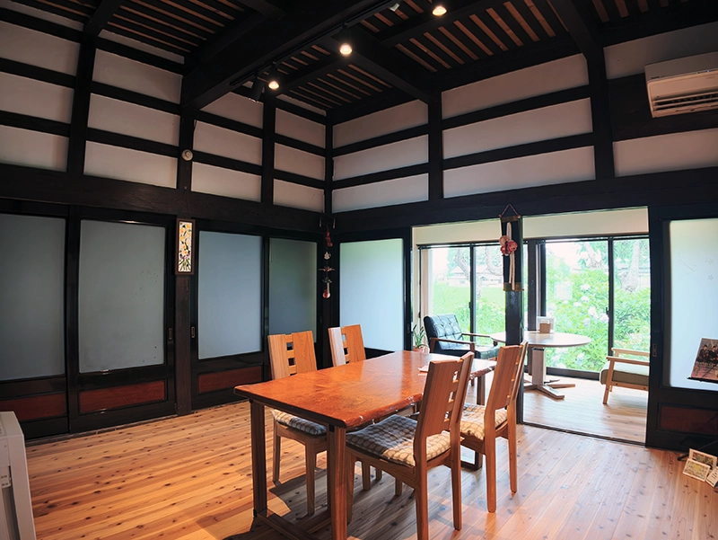 囲炉裏があった部屋は、ラウンジに